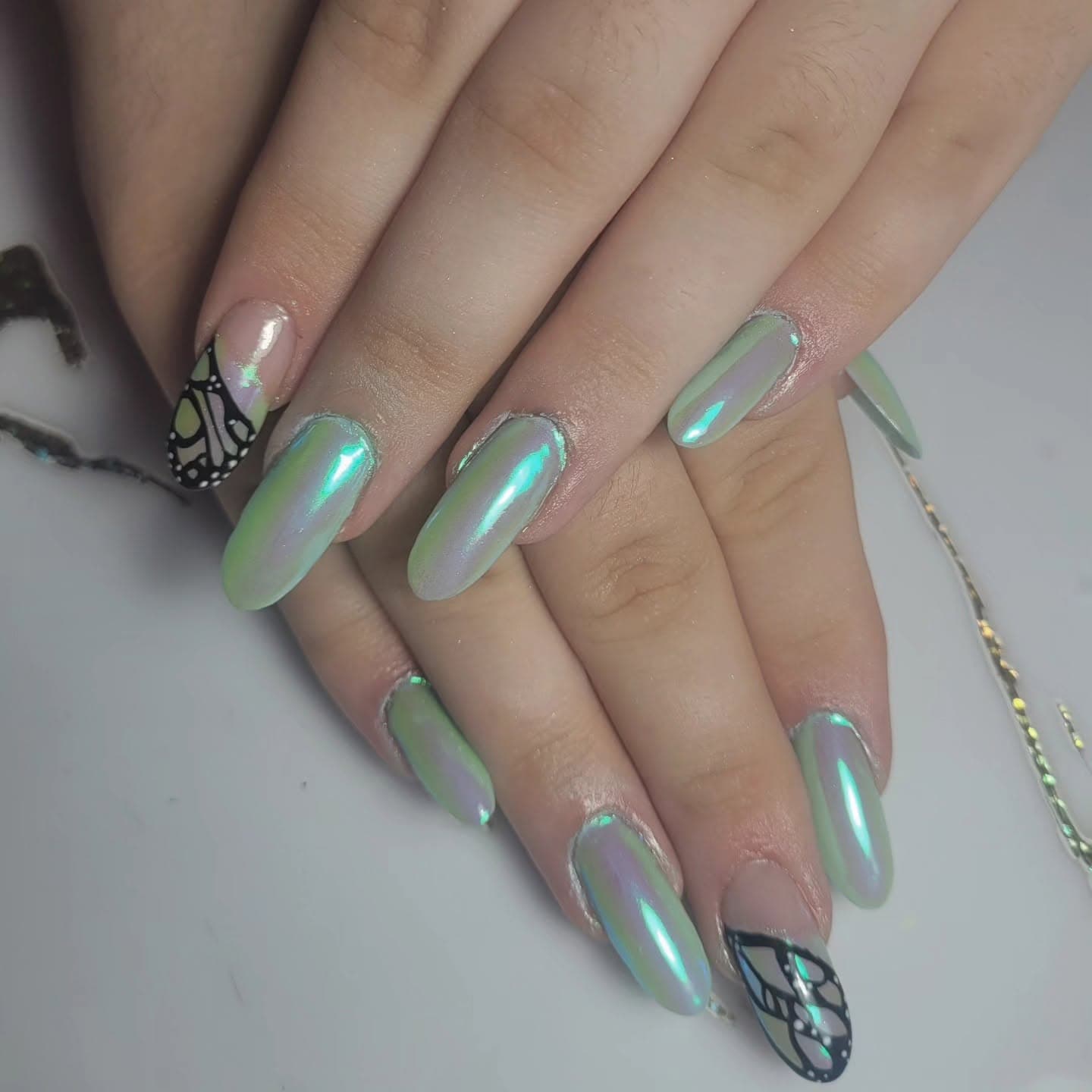 Semi permanent sur ongles naturels + Nail art papillon chrome